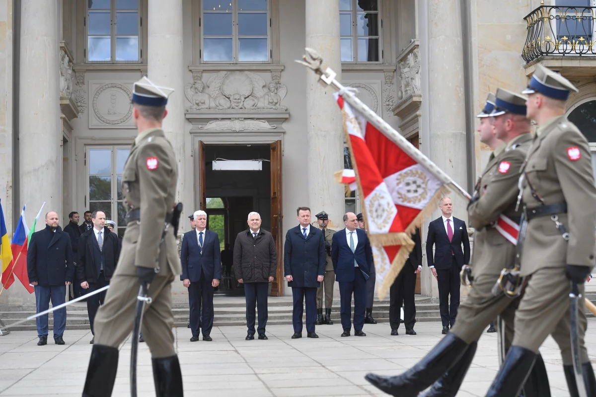 ​Ministrowie obrony Bukaresztańskiej Dziewiątki przyjęli stanowisko, w którym sprzeciwiają się próbom odbudowy imperium rosyjskiego i okazują jedność w sprawie bezpieczeństwa wschodniej flanki NATO - powiedział wicepremier, szef MON Mariusz Błaszczak po środowym spotkaniu ministrów obrony B9.