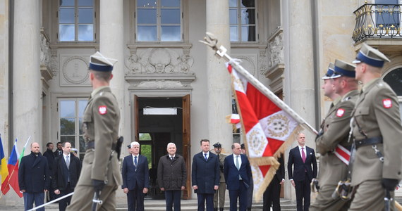​Ministrowie obrony Bukaresztańskiej Dziewiątki przyjęli stanowisko, w którym sprzeciwiają się próbom odbudowy imperium rosyjskiego i okazują jedność w sprawie bezpieczeństwa wschodniej flanki NATO - powiedział wicepremier, szef MON Mariusz Błaszczak po środowym spotkaniu ministrów obrony B9.