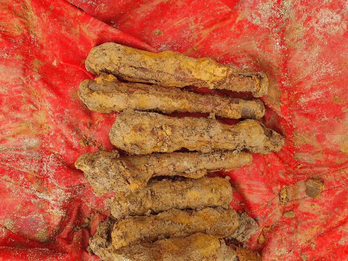 Ponad 700 sztuk amunicji z czasu II wojny światowej zabezpieczyli w środę saperzy na jednej z działek w Wieliczce pod Krakowem. Niewybuchy znalazł podczas prac budowlanych operator koparki.