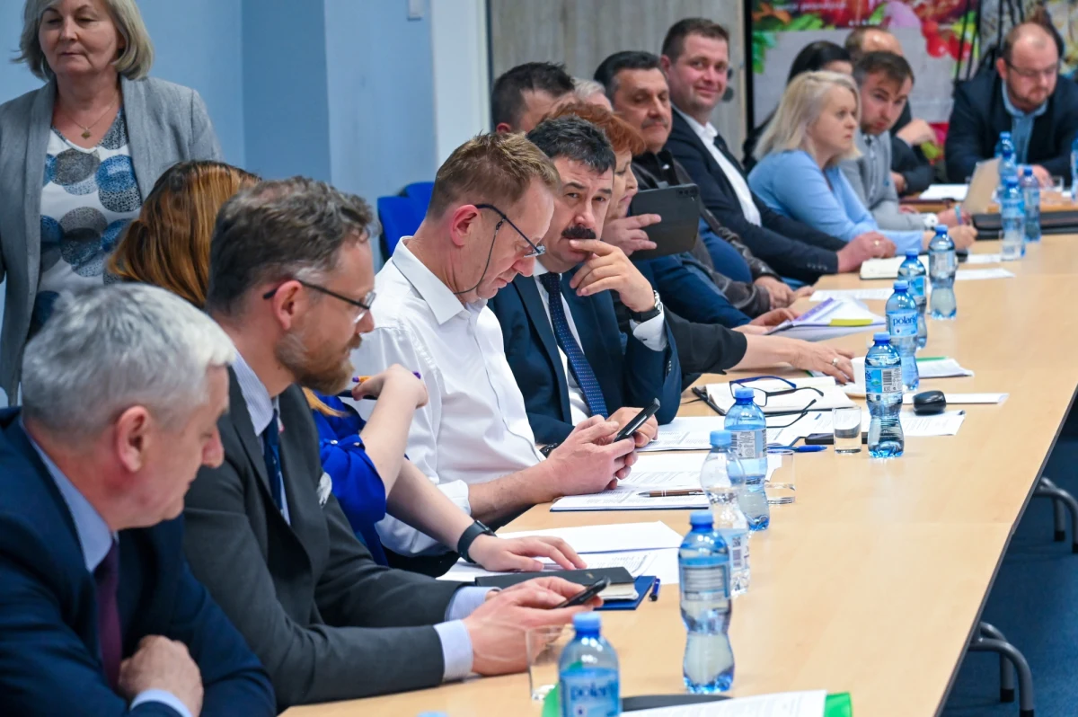 Negocjacje pomiędzy organizacjami rolniczymi a przedstawicielami Ministerstwa Rolnictwa i Rozwoju Wsi rozpoczęły się w środę późnym popołudniem w Barzkowicach. Na czwartek w Szczecinie zaplanowana jest kontynuacja rozmów.