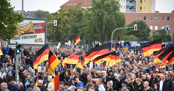 Młodzieżowa organizacja partii AfD Junge Alternative (JA) została określona przez Federalny Urząd Ochrony Konstytucji (BfV) jako prawicowy ekstremizm. Podobnie zakwalifikowano inne  prawicowe struktury - Institut fuer Staatspolitik (IfS) i Ein Prozent.