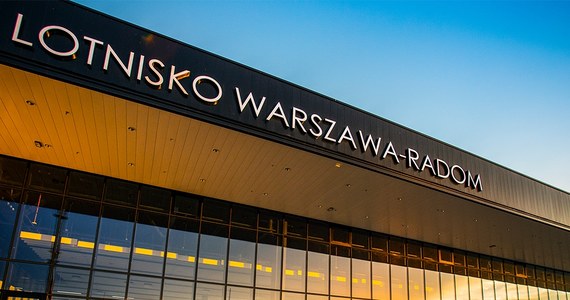 Lotnisko w Radomiu uruchamia od czwartku shuttle busy, które będą kursować pomiędzy warszawskim Okęciem a lotniskiem Warszawa-Radom. Do 15 maja, w ramach promocji, przejazdy w obu kierunkach będą bezpłatne – poinformowały w środę Polskie Porty Lotnicze.