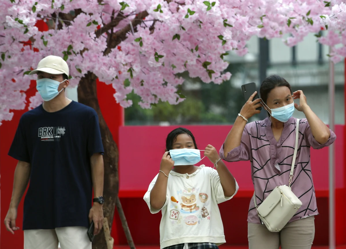 Koronawirus wywołujący Covid-19 pozostanie, ale świat zaczyna wychodzić z nadzwyczajnej fazy pandemii - powiedział dyrektor generalny Światowej Organizacji Zdrowia (WHO) Tedros Adhanom Ghebreyesus. Eksperci podkreślają równocześnie, że w niektórych krajach koronawirus się odradza, a szczepienie i przebyta choroba nie gwarantują odporności na jego nowe warianty.