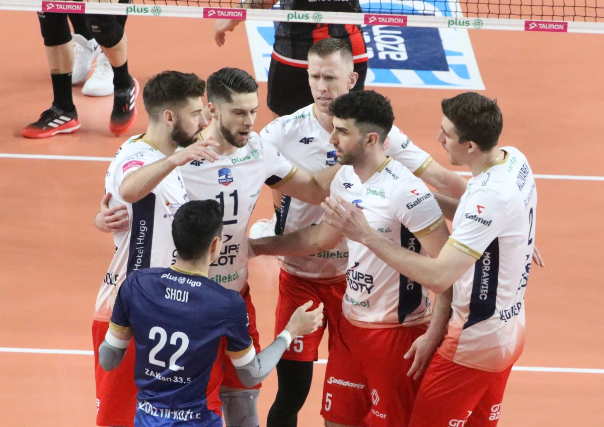 Siatkarze Grupy Azoty Zaksy Kędzierzyn-Koźle pokonali w środę Asseco Resovię 3:2 (25:19, 19:25, 25:23, 26:28, 15:12). W półfinałowej rywalizacji kędzierzynianie wygrali 3-0 i awansowali do finału PlusLigi.