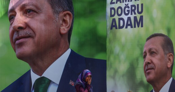 Prezydent Turcji Recep Tayyip Erdogan ze względów zdrowotnych odwołał zaplanowane na środę swoje wiece przedwyborcze. Zapowiedział też, że w czwartek będzie uczestniczył jedynie online w ceremonii inauguracji pierwszego w kraju reaktora jądrowego, zbudowanego w Akkuyu. "Kategorycznie odrzucamy nieuzasadnione twierdzenia na temat stanu zdrowia prezydenta Recepa Tayyipa Erdogana" - oświadczył jednak późnym wieczorem rzecznik tureckiego przywódcy, Fahrettin Altun. 