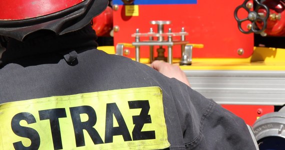 Strażacy dogaszają pożar, który wybuchł na parkingu podziemnym marketu budowlanego przy Alei Wojska Polskiego. Zapaliło się tam składowisko styropianu.