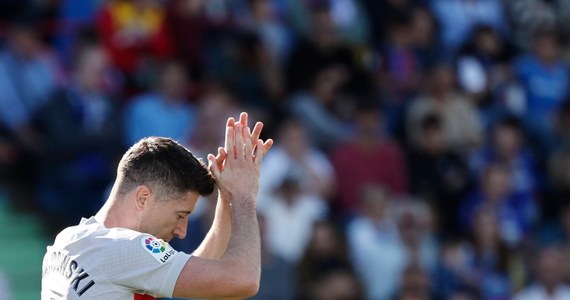 Prowadząca w tabeli hiszpańskiej ekstraklasy piłkarskiej Barcelona niespodziewanie przegrała na wyjeździe z Rayo Vallecano 1:2 w 31. kolejce. Bramkę dla gości uzyskał Robert Lewandowski, który z 18 golami prowadzi w ligowej klasyfikacji strzelców.