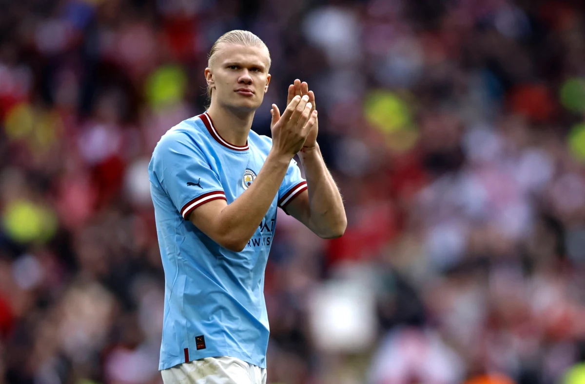 Norweski napastnik Manchesteru City Erling Haaland ujawnił, że codziennie wypija litry mleka. Pochodzi ono nie ze sklepu, ale prosto od krowy z małej mleczarni w jego rodzinnej miejscowości Bryne i codziennie dostarczane jest samolotem pod jego drzwi.