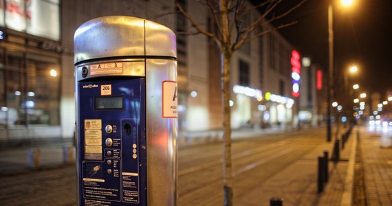 Krakowscy radni przyjęli uchwałę przesuwającą sierpień przyszłego roku, termin wejścia w życie uchwały dotyczącej nowych stawek za parkowanie w mieście. Powodem jest unieważnienie przez wojewodę małopolskiego części uchwały w tej sprawie. 