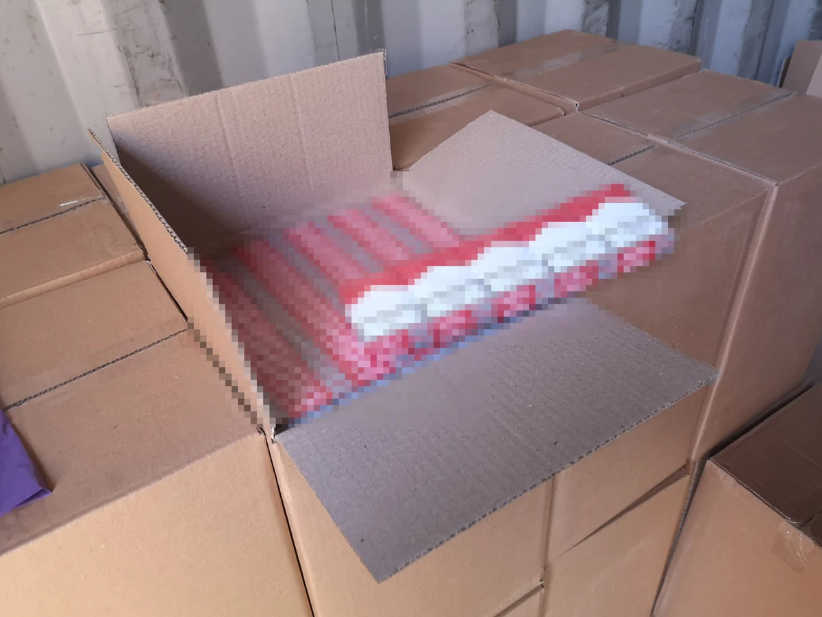 Prawie 7,5 mln sztuk papierosów bez polskiej akcyzy o czarnorynkowej wartości 5,5 mln złotych zabezpieczyli krakowscy policjanci na terenie powiatu piaseczyńskiego (Mazowieckie). W związku ze sprawą funkcjonariusze zatrzymali dwóch mężczyzn.