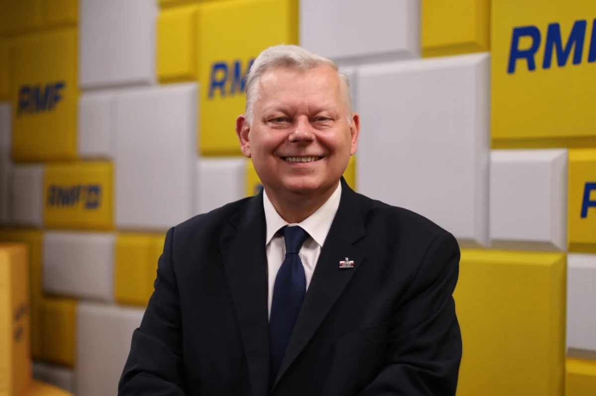 "Moim zdaniem budowa lotniska w Radomiu opłacała się. To jest rzeczywiście wydarzenie historyczne dla Radomia, okolic, jak również dla Warszawy, Łodzi czy dla Kielc. Ono będzie służyć też jako lotnisko zapasowe" – mówił w Porannej rozmowie w RMF FM Marek Suski, poseł Prawa i Sprawiedliwości.