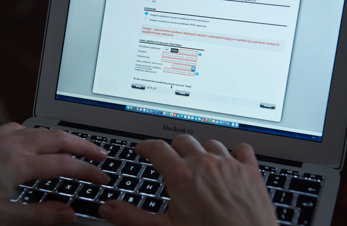 W czwartek, w ostatnim przedmajówkowym dniu składania PIT-ów, doszło do awarii systemu. Trwała ona około dwóch godzin. Po godzinie 11 Ministerstwo Finansów poinformowało: "usługa Twój e-PIT jest już dostępna, problemy z jej działaniem zostały usunięte". 