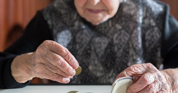 Jedna z pokrzywdzonych kobiet straciła pieniądze i biżuterię wartości prawie 90 tys. złotych, a druga ponad 12 tys. złotych. W tej sprawie zatrzymano dwóch mężczyzn. Decyzją Sądu Rejonowego w Rzeszowie następne 3 miesiące spędzą w areszcie tymczasowym.