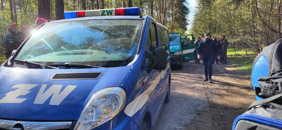 Policja, żandarmeria wojskowa, Służba Kontrwywiadu Wojskowego, prokuratorzy i eksperci badają, co wydarzyło się w lesie koło Bydgoszczy. Z ustaleń dziennikarzy RMF FM wynika, że w lesie został znaleziony pocisk powietrze-ziemia. Nie wiadomo, czy eksplodował. Ma nawet kilka metrów i jest wbity w ziemię.  Według naszych nieoficjalnych informacji, pocisk to fragmenty wojskowego sprzętu, należącego do naszej armii.