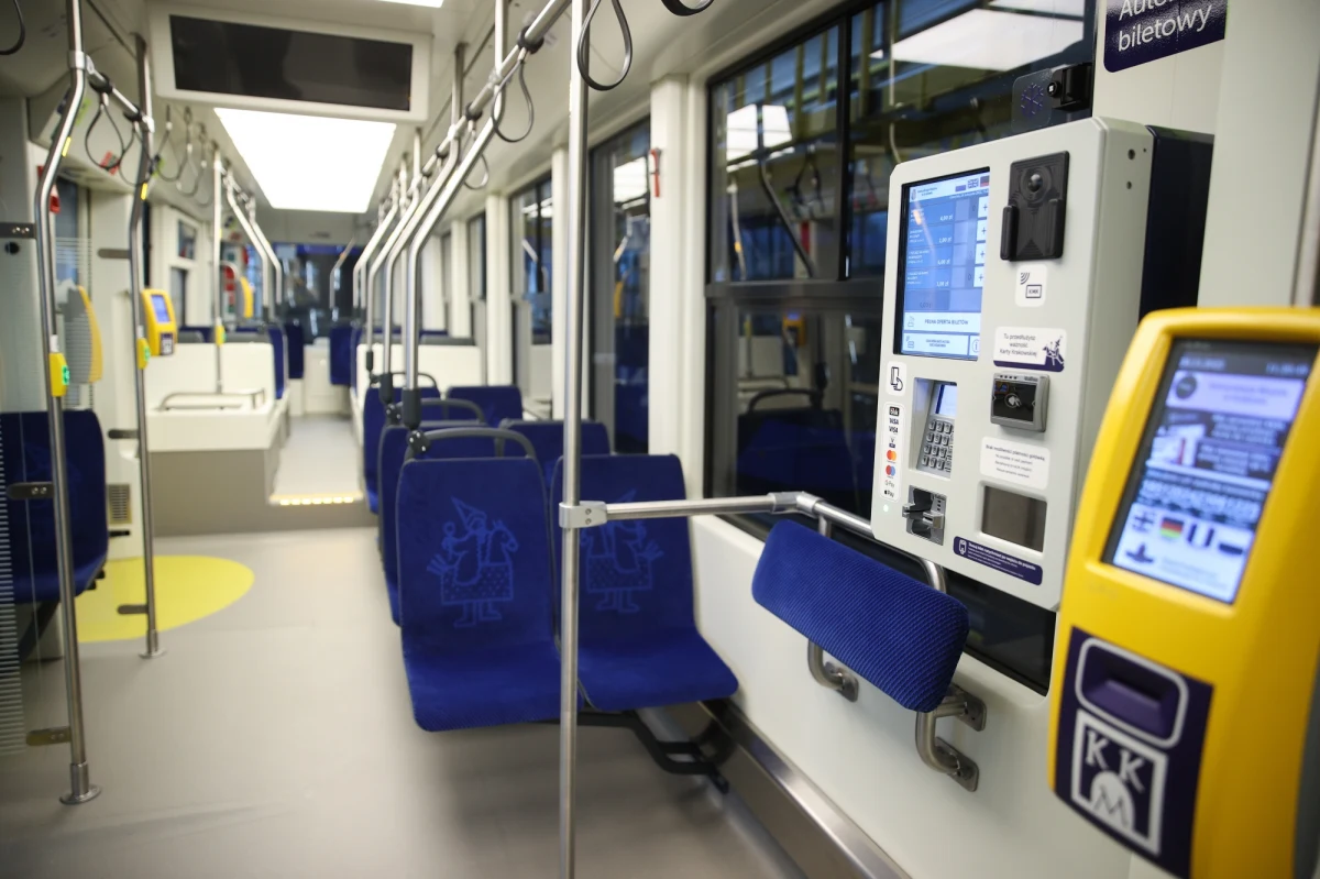 ​Miejskie Przedsiębiorstwo Komunikacyjne w Krakowie otrzyma 52,4 mln zł dofinansowania ze środków unijnych do zakupu 10 nowych tramwajów Lajkonik II, które zaczęły wozić pasażerów w 2022 roku - przekazał rzecznik spółki Marek Gancarczyk.
