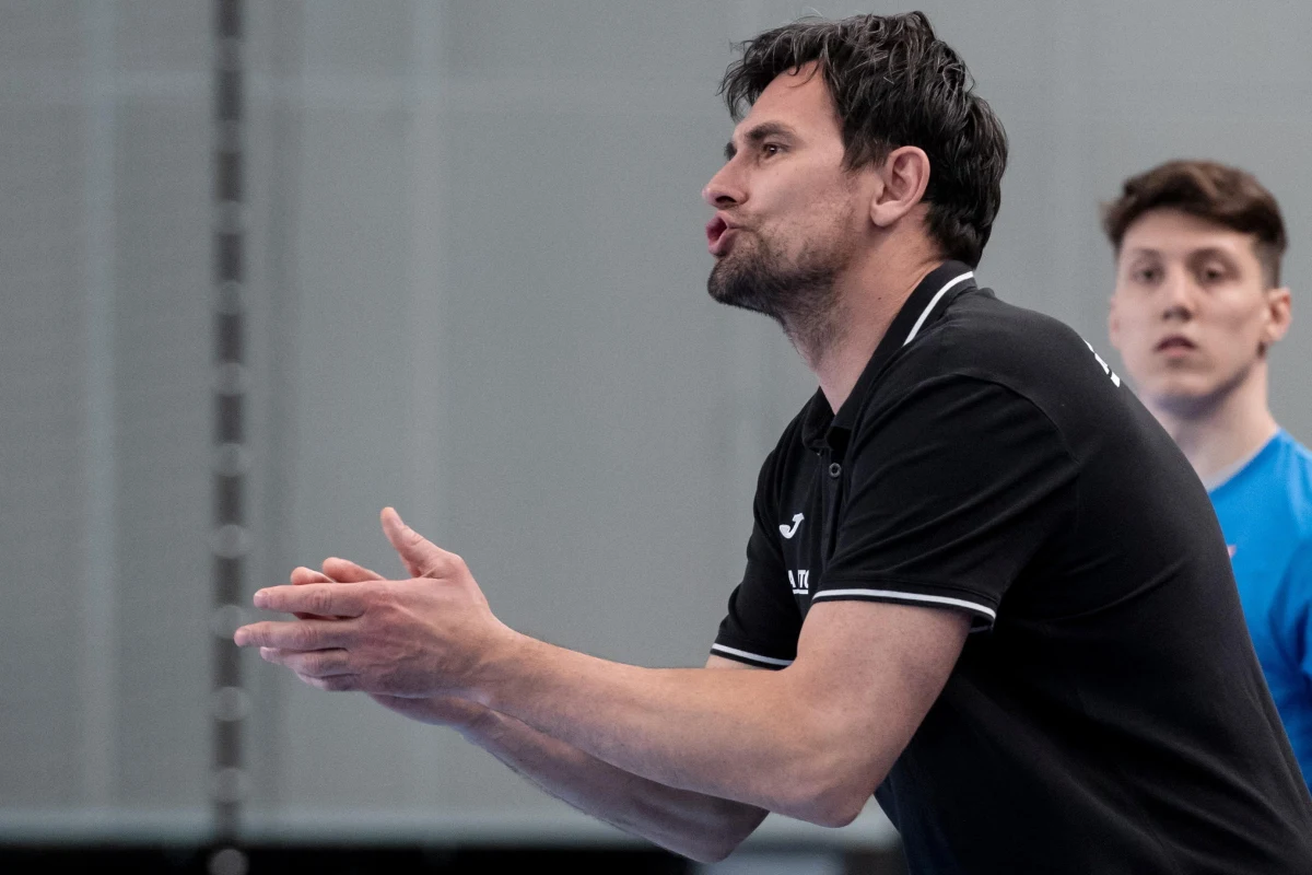 Reprezentacja Polski piłkarzy ręcznych zagra dziś z Włochami w meczu eliminacji mistrzostw Europy. W roli trenera Biało-Czerwonych zadebiutuje Marcin Lijewski. To już trzeci szkoleniowiec, który w tym roku poprowadzi kadrę. Zdaniem byłego reprezentanta Polski Artura Siódmiaka, pod jego wodzą reprezentacja może poczynić postępy. Początek pojedynku z reprezentacją Italii o 18:00.