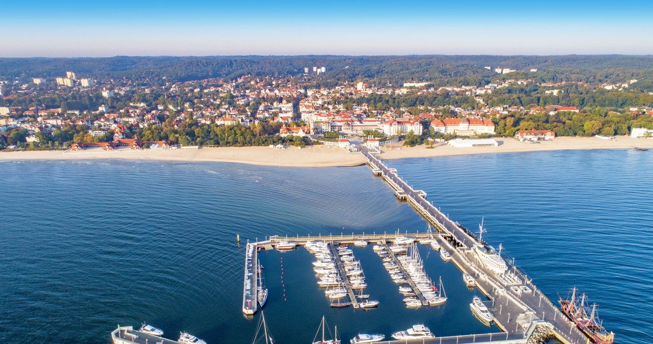 Głębia Landsort to czeluść na Morzu Bałtyckim, będąca najgłębszym punktem tego akwenu (459 m p.p.m.). Tę samą nazwę zyskała rzeźba, która zostanie niedługo odsłonięta w Sopocie. Nie będzie ona jednak zwykłą ozdobą - zyska bowiem dodatkowo ciekawe funkcje. Przede wszystkim pokaże aktualne anomalie klimatyczne. Prace nad rzeźbą trwają, można je podejrzeć podczas przechadzki po Parku Północnym.