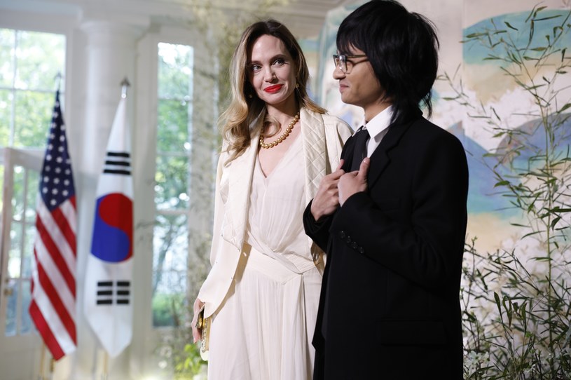 Angelina Jolie i jej najstarszy syn Maddox gościli w środę w Białym Domu na specjalne zaproszenie amerykańskiej pary prezydenckiej. Wzięli udział w oficjalnej kolacji zorganizowanej przez Joe i Jill Bidenów z okazji 70. rocznicy zawarcia sojuszu pomiędzy Stanami Zjednoczonymi i Koreą Południową. W spotkaniu uczestniczyli także koreański prezydent Yoon Suk Yeol i jego żona Kim Keon Hee.