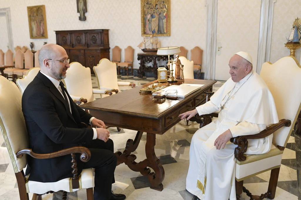 Premier Ukrainy Denys Szmyhal i papież Franciszek podczas czwartkowej audiencji w Watykanie