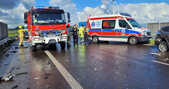 ​29-letni strażak został ciężko ranny w wypadku na ekspresowej szóstce w Zachodniopomorskiem. Do zdarzenia doszło dziś rano w okolicy Ustronia Morskiego.