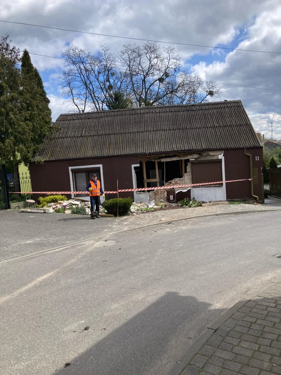 W Ostrorogu niedaleko Szamotuł ciężarówka uderzyła w dom jednorodzinny. Wewnątrz nie było nikogo, więc nikt nie został poszkodowany - przekazała RMF24 asp. Sandra Chuda z Komendy Powiatowej Policji w Szamotułach.

