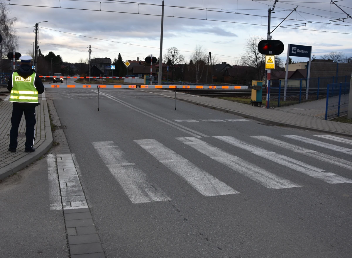​2 tys. zł mandatu i 15 punktów karnych otrzymał kierowca osobowego volkswagena, który utknął na przejeździe kolejowo-drogowym w Rzezawie (Małopolskie), pomiędzy zamykającymi się szlabanami. Policja apeluje, aby nie wjeżdżać na tory, gdy zaczynają działać rogatki.