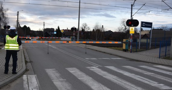 ​2 tys. zł mandatu i 15 punktów karnych otrzymał kierowca osobowego volkswagena, który utknął na przejeździe kolejowo-drogowym w Rzezawie (Małopolskie), pomiędzy zamykającymi się szlabanami. Policja apeluje, aby nie wjeżdżać na tory, gdy zaczynają działać rogatki.