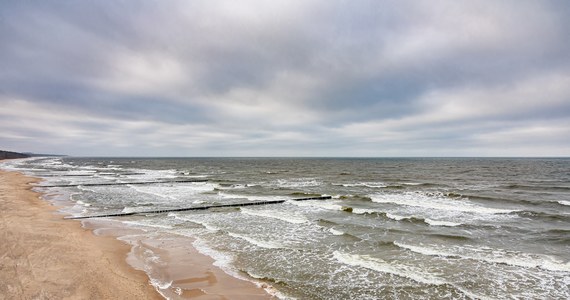 Nie ma szturmu turystów na majówkę nad morzem. Właściciele obiektów noclegowych liczyli na dobry start sezonu turystycznego, na odbicie branży po pandemii, tymczasem nie mają wielu rezerwacji. Turystów odstraszają wydatki i pogoda.