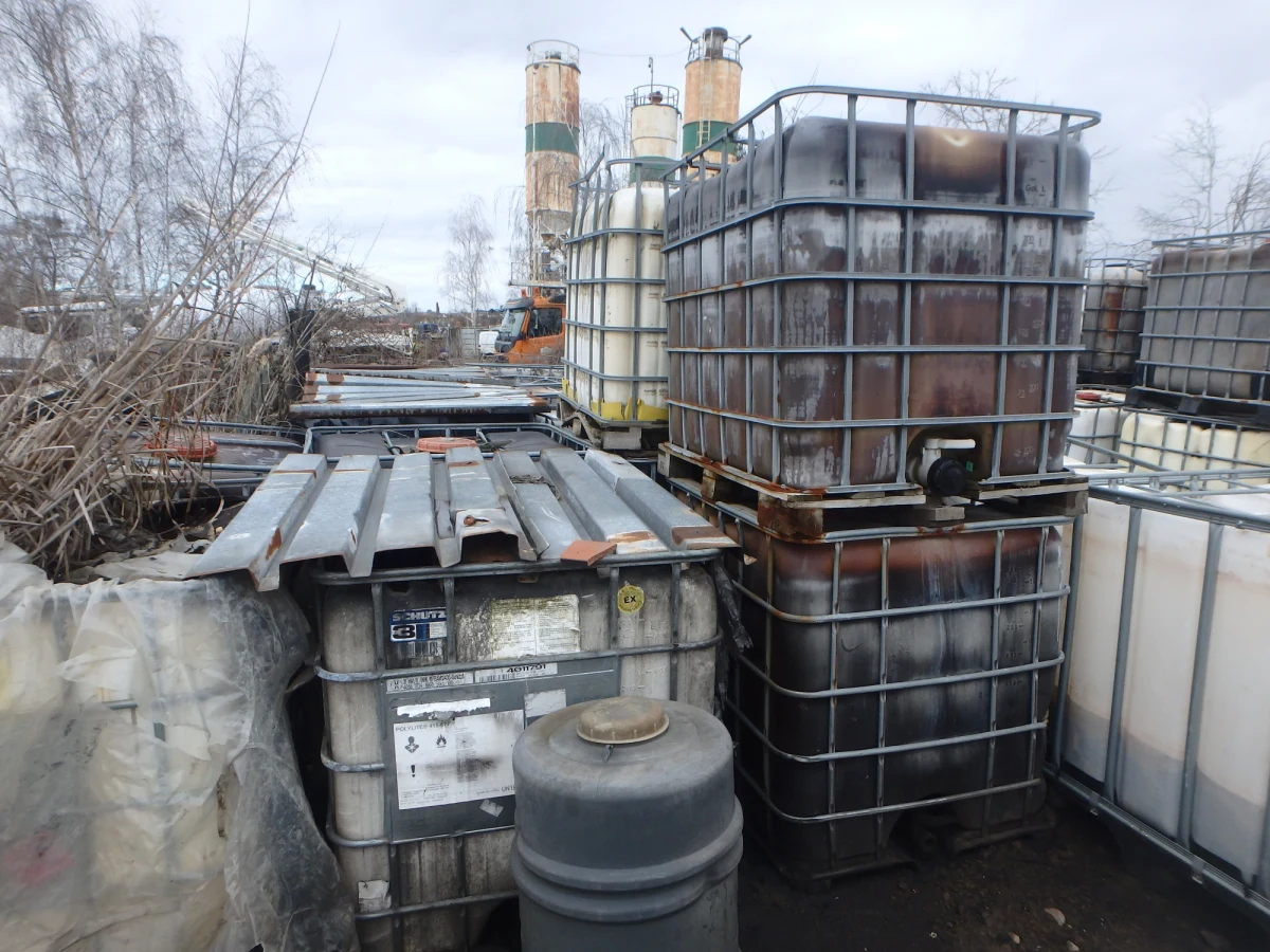 Kilkaset beczek i pojemników z niebezpiecznymi chemikaliami znaleźli na nielegalnym składowisku w pobliżu Kanału Fabrycznego na Odrze w Szczecinie inspektorzy WIOŚ. Nie stwierdzili, by substancje te przedostały się do rzeki.  

