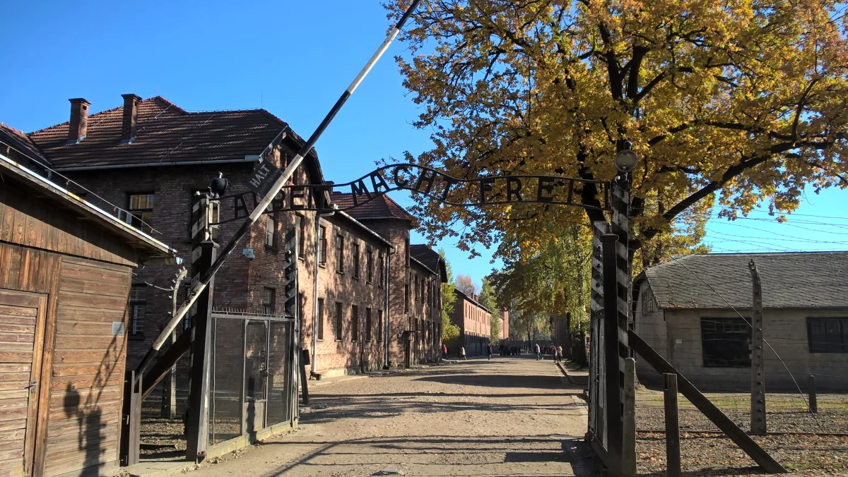 ​Uszkodzeniu uległ fragment sufitu w jednej z sal tzw. centralnej sauny w byłym obozie Auschwitz II-Birkenau - potwierdził w czwartek rzecznik Muzeum Auschwitz Bartosz Bartyzel. Jak zaznaczył, nie był to element zabytkowy. Prowadzona jest naprawa.