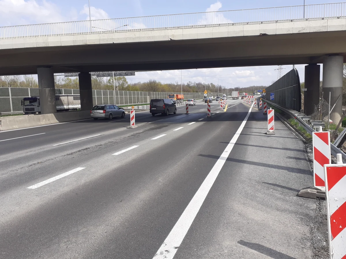 Są dobre informacje dla kierowców, którzy wybierają się na majówkę. W piątek (28 kwietnia) od 12:00 Generalna Dyrekcja Dróg Krajowych i Autostrad planuje dopuścić ruch na trzech pasach autostrady A4 na odcinku od węzła Kraków Południe do wiaduktu w ciągu ulicy Kąpielowej. 