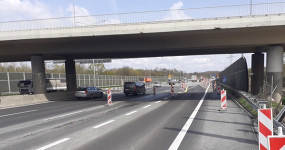 Są dobre informacje dla kierowców, którzy wybierają się na majówkę. W piątek (28 kwietnia) od 12:00 Generalna Dyrekcja Dróg Krajowych i Autostrad planuje dopuścić ruch na trzech pasach autostrady A4 na odcinku od węzła Kraków Południe do wiaduktu w ciągu ulicy Kąpielowej. 