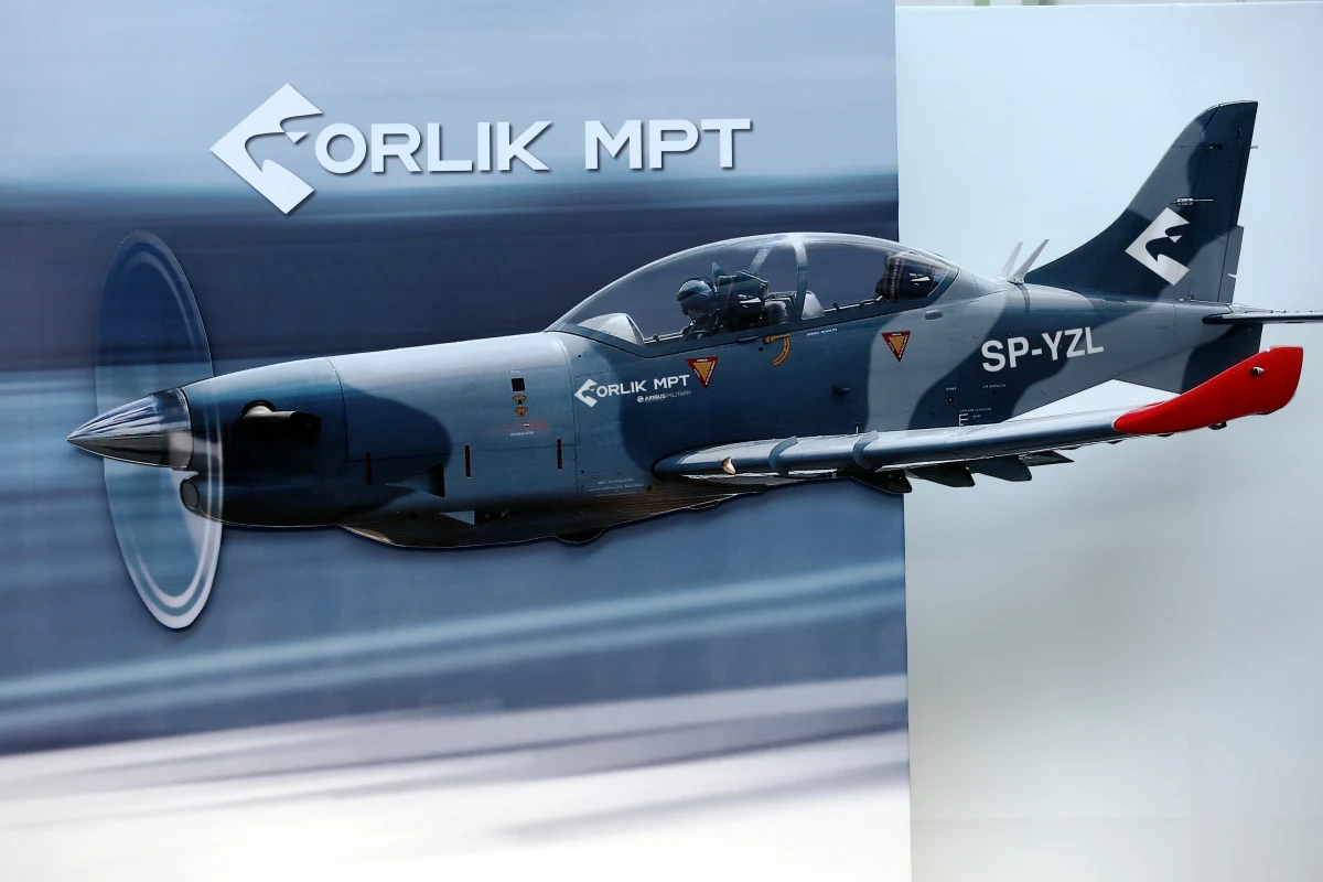 Lotniczy incydent podczas ceremonii otwarcia lotniska Warszawa Radom. Jak dowiedział się reporter RMF FM, biorące udział w pokazie dwa wojskowe samoloty szkolno-treningowe Orlik zetknęły się w powietrzu skrzydłami. Maszyny zdołały bezpiecznie wylądować. 