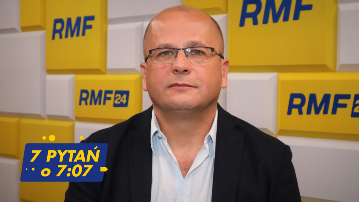 "Takie incydenty, jak w lesie pod Bydgoszczą rzadko, ale zdarzają się; bywa, że podczas wojskowych operacji lotniczych coś się od statku powietrznego odczepi" - mówił gen. Jarosław Kraszewski, który był gościem 7 pytań o 7:07 w internetowym Radiu RMF24. Wspominał, że w czasach kiedy szefował Wojskom Rakietowym i Artylerii Wojsk Lądowych, "zgubiono" drona. Gen. Kraszewski przekonywał też, że zarówno przyczyny zdarzenia w podbydgoskim lesie, jak i osoby za nie odpowiedzialne, będzie łatwo ustalić.