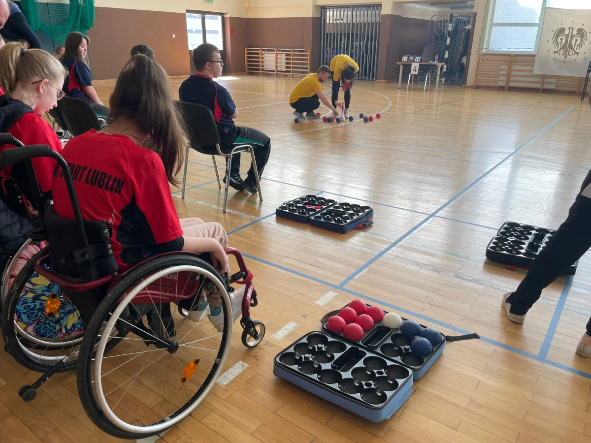 Ci, którzy nie jeżdżą na wózkach inwalidzkich siadają na krzesła, żeby były równe szanse z tymi, którzy nie mogą chodzić. W Centrum Kultury Fizycznej UMCS zostanie rozegrany Akademicki Turniej o Puchar Rektora "Boccia Cup". Sportowa rywalizacja w najbardziej szlachetnej formie to sposób na integrację.