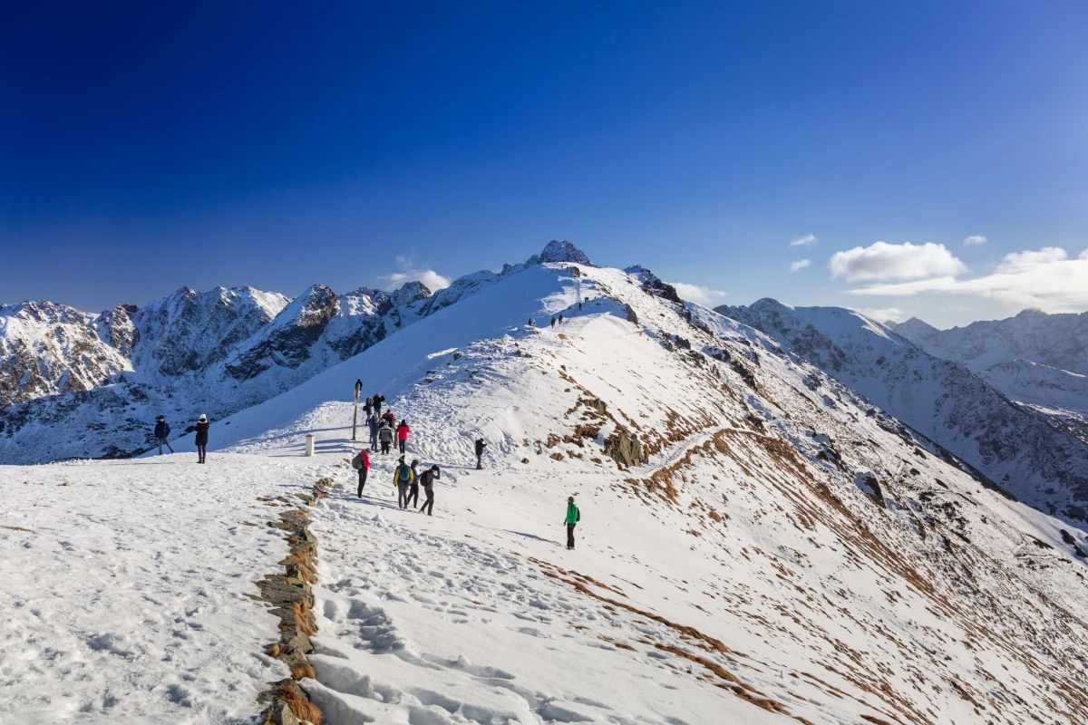 ​"Nie liczcie na wiosnę w Tatrach na długi weekend majowy" - ostrzega ratownik dyżurny TOPR Tomasz Wojciechowski. Śniegu w naszych najwyższych górach nie ubywa, a wręcz przeciwnie. Na Kasprowym Wierchu jego pokrywa ma już ponad 180 cm. Tomasz Wojciechowski powiedział RMF FM, że obecnie w górach mamy drugi stopień zagrożenia lawinowego.