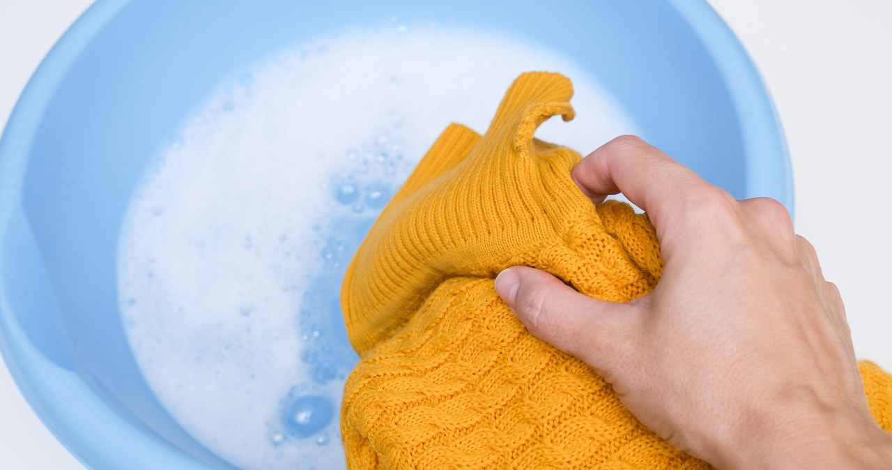 Tak gwałtownie uratujesz sfilcowany sweter. Roztwór zdziała cuda