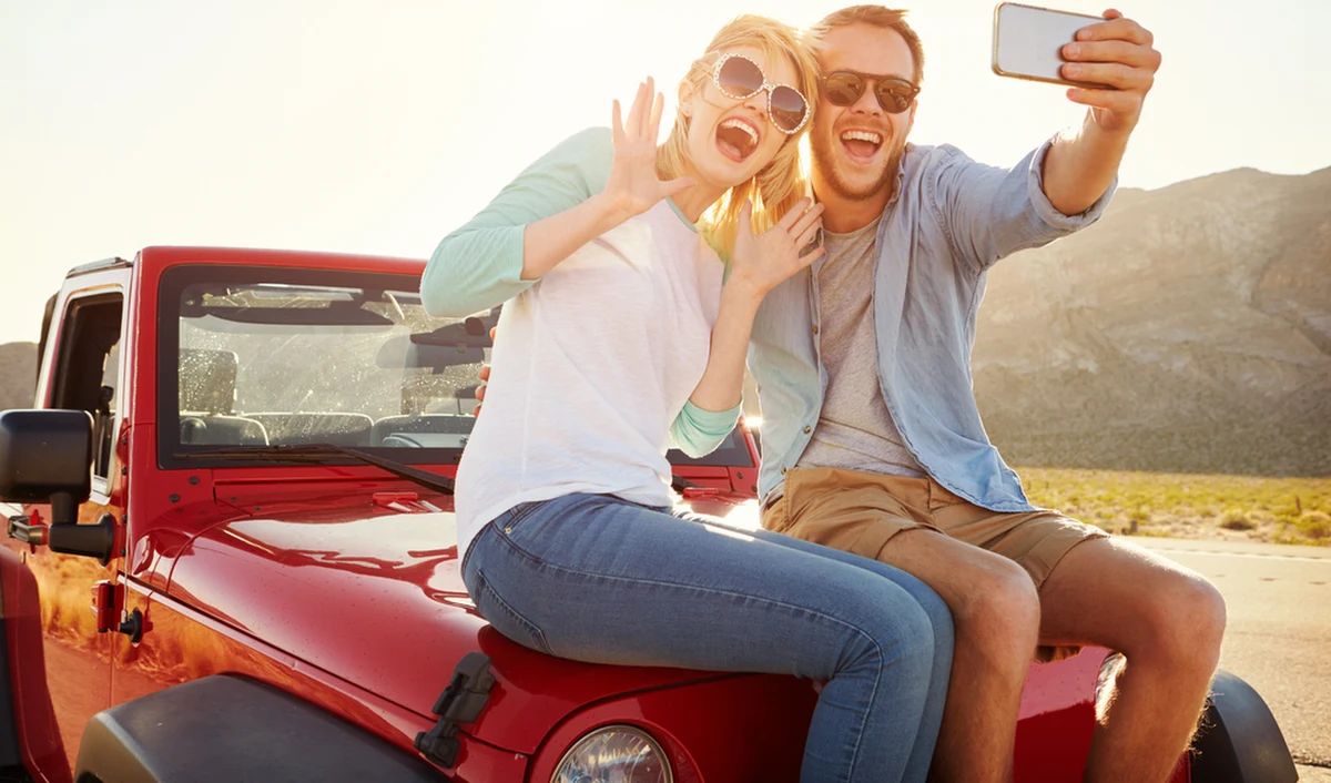 Zwykła fotografia pomaga nam dokumentować nasze doświadczenia, a selfie pozwala nam uchwycić głębsze znaczenie tego, co przeżywamy - piszą na łamach czasopisma "Social Psychological and Personality Science" naukowcy z Ohio State University i Uniwersytetu w Tybindze. Wyniki ich najnowszych badań wskazują na to, że wykonujemy i publikujemy selfie nie tylko po to, by się innym pokazać, ale też po to, by samemu zachować pełniejsze wrażenie danej chwili. Dlatego często robimy selfie bez intencji pokazywania go komukolwiek.