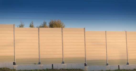 Dobra wiadomość dla mieszkających w rejonie ulicy Nad Sudołem w Krakowie. Pomalowane na zielono, pełne ekrany akustyczne to nie jest rozwiązanie docelowe, a jedynie propozycja wykonawcy, która zostanie zmieniona - informuje Zarząd Inwestycji Miejskich.

