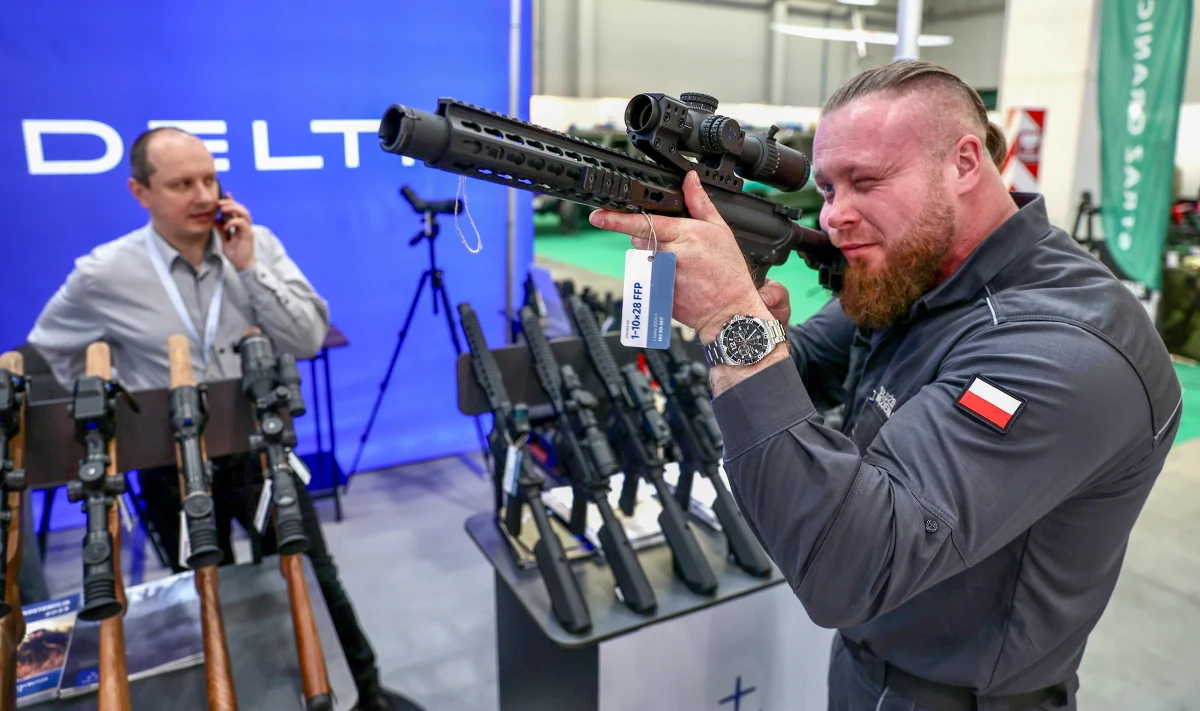 "Rok wojny w Ukrainie spowodował, że ludzie w naszym kraju chcą chronić bezpieczeństwo swoje i swojej rodziny" - mówi RMF FM Jacek Pieńczak, producent kamizelek kuloodpornych, które mogą posiadać także cywile. M.in. tego rodzaju sprzęt można było podziwiać na targach wyposażenia specjalnego w Kielcach. Wystawiają się na nich największe i najważniejsze służby strzegące bezpieczeństwa w kraju - Straż Graniczna, Policja czy Agencja Bezpieczeństwa Wewnętrznego. Ważną ich częścią są jednak także producenci sprzętu, którym coraz częściej zainteresowani są także zwykli obywatele.