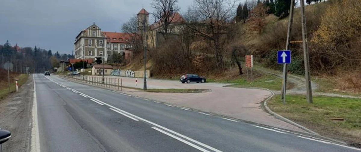 Podczas długiego majowego weekendu na Dolnym Śląsku, kierowcy powinni się liczyć z utrudnieniami m.in. na drodze krajowej numer 8. Chodzi o odcinek Bardo-Przyłęk. Wybierający się w tym czasie w Góry Stołowe, muszą z kolei pamiętać o zamkniętej drodze pomiędzy Karłowem a Radkowem. 