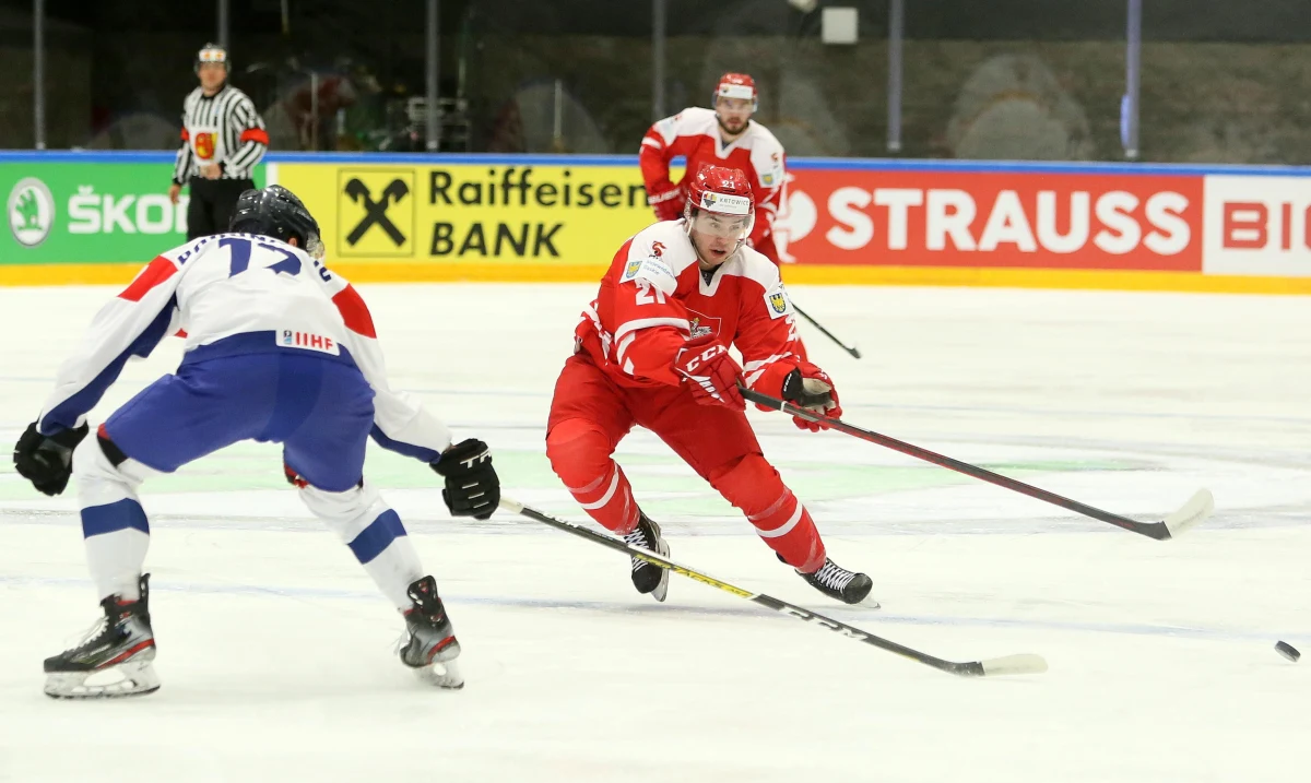 Polscy hokeiści w sobotę rozpoczną rywalizację w mistrzostwach świata dywizji 1A. Nasi reprezentanci wylecieli do angielskiego Nottingham, gdzie będzie rozgrywany turniej. Biało Czerwoni w pierwszym meczu zmierzą się z Litwą. "Każda z drużyn będzie chciała rozpocząć turniej od zwycięstwa. Chodzi o to, żeby ułożyć sobie turniej pod siebie i my z takim założeniem rozpoczniemy to spotkanie" - mówi w rozmowie z RMF FM napastnik polskiej reprezentacji Alan Łyszczarczyk, z którym o szansach na awans do hokejowej elity rozmawiał Wojciech Marczyk z redakcji sportowej.