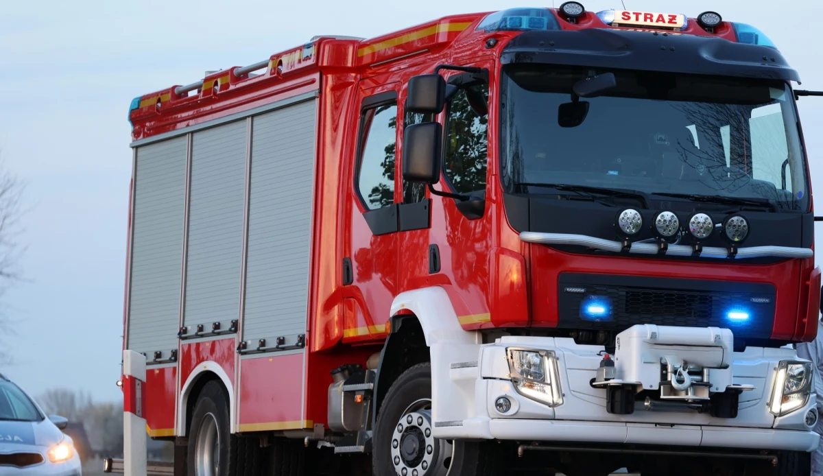 W tragicznym wypadku, do którego doszło na drodze lokalnej w powiecie nyskim (woj. opolskiej), zginęła jedna osoba. Służby interweniujące na miejscu zdarzenia znalazły w aucie  nadpalone zwłoki mężczyzny.