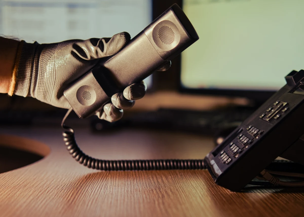 Prokuratura Okręgowa w Krakowie ostrzega przed oszustami, którzy mają nową metodę. Podszywając się pod numer telefonu stacjonarnego przypisanego do Prokuratora Okręgowego w Krakowie i przedstawiając się jego imieniem i nazwiskiem, informują swoich rozmówców o wycieku ich danych osobowych i konieczności zabezpieczenia pieniędzy poprzez ich przelanie i zdeponowanie na rachunku bankowym Prokuratury Okręgowej w Krakowie.