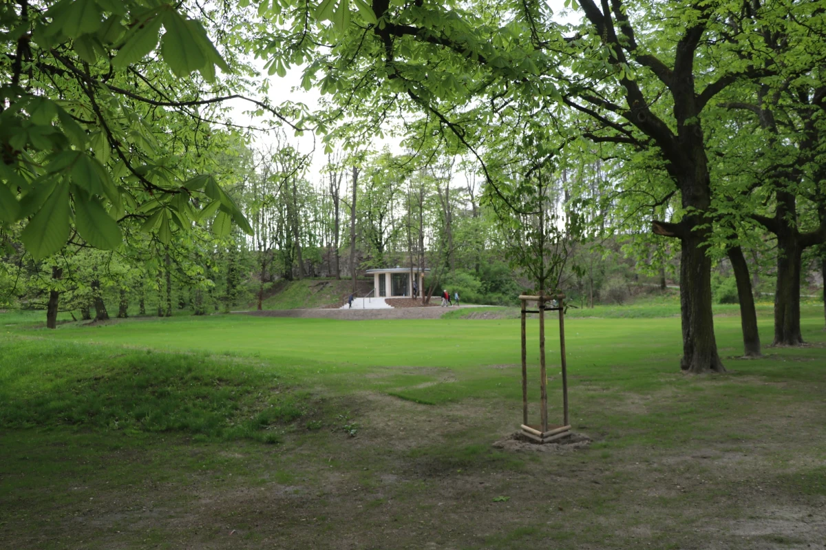 Dzisiaj oficjalnie otwarto wyremontowany park Bednarskiego. Z tej okazji zorganizowano  Piknik Retro. W piątek, 28 kwietnia, o godz. 18.00 odbędzie się z kolei spacer po Podgórzu – szlakiem Wojciecha Bednarskiego oraz spektakl plenerowy dla dzieci.