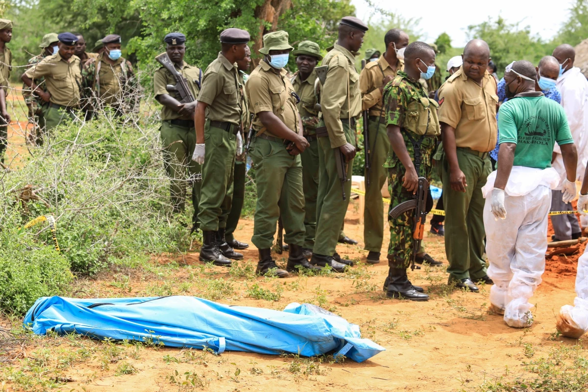 Na terenie wioski Shakahola, która była siedzibą Międzynarodowego Kościoła Dobrej Nowiny, odnaleziono dotąd zwłoki 98 osób pochowanych w płytkich grobach. Policja zatrzymała pastora Ezekiela Odero, podejrzanego o związek z sektą, której wyznawcy głodzili się, by "spotkać Jezusa" - poinformował w czwartek minister spraw wewnętrznych Kithure Kindiki.