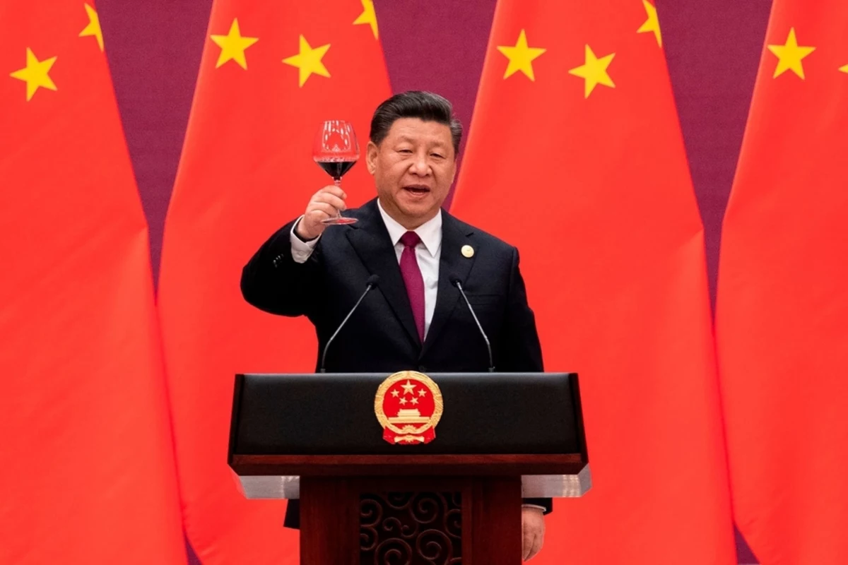 Chiny próbują stać się ważnym globalnym graczem na scenie geopolitycznej. W realizacji tego celu Pekinowi ma pomóc forsowanie swojego planu pokojowego dla Ukrainy. Jak ocenia agencja AP, Xi Jinping cynicznie gra tematem wojny doskonale zdając sobie sprawę z tego, że negocjacje między Kijowem i Moskwą są obecnie nierealne.