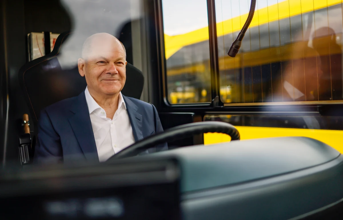 Kanclerz Niemiec Olaf Scholz wykorzystał spotkanie w berlińskim przedsiębiorstwie komunikacji miejskiej Berliner Verkehrsbetriebe (BVG), aby pochwalić jako wielki postęp bilet miesięczny za 49 euro, tzw. Deutschlandticket, który już od 1 maja będzie wprowadzony w transporcie regionalnym i lokalnym w całym kraju.