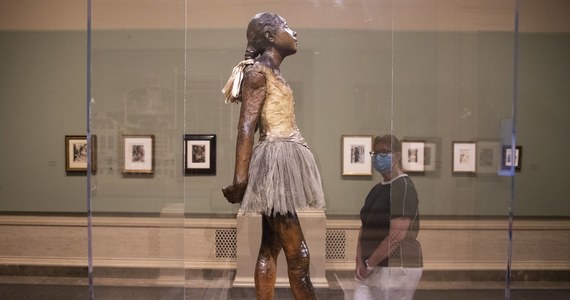 Para aktywistów klimatycznych pomazała farbą gablotę chroniącą rzeźbę Edgara Degasa "Mała czternastoletnia tancerka" w Narodowej Galerii Sztuki (NGA) w Waszyngtonie. Sprawcy zostali zatrzymani przez policję.
