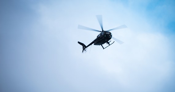 Dwa helikoptery armii amerykańskiej rozbiły się na Alasce, wracając z lotu szkoleniowego. Trzech pilotów zginęło, a jeden został ranny. Jest to drugi wypadek z udziałem helikopterów wojskowych w tym stanie w ostatnim czasie - informuje AP.